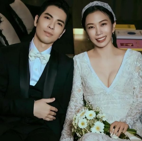 达人配资 向太主动爆料，萧敬腾对经纪人不是日久生情，而是一见钟情