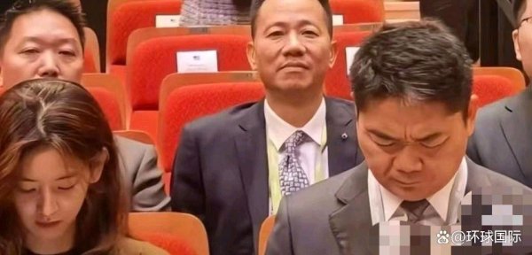 盛鹏智投 刘强东吐槽朋友圈照片：这是谁拍的？害得我在老婆面前抬不起头！